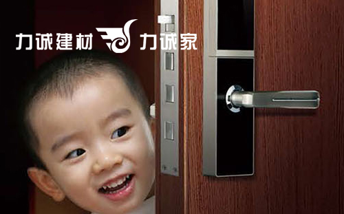 ���\����